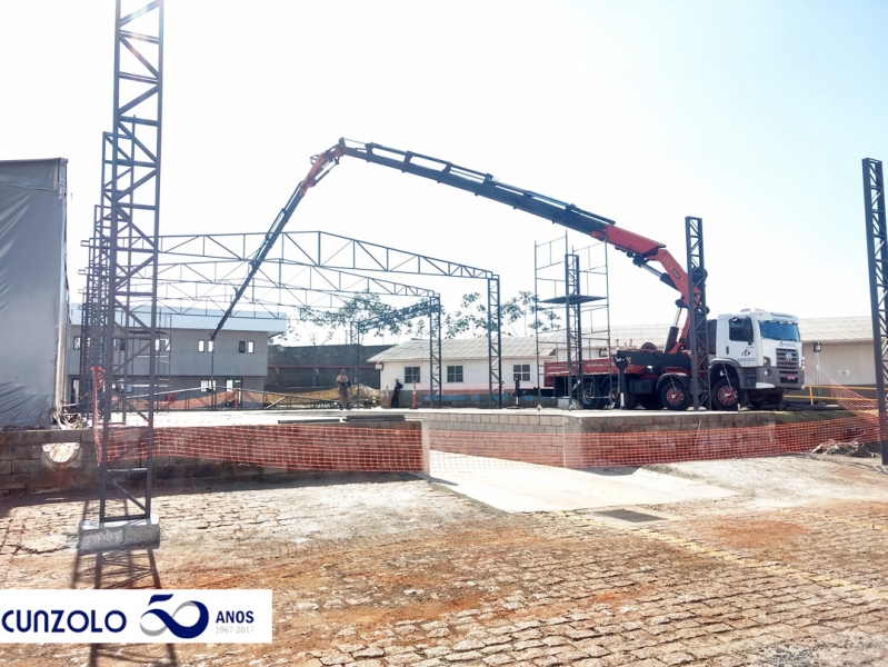 Guindaste Articulado realizando o içamento de estruturas em Sumaré- São Paulo.
