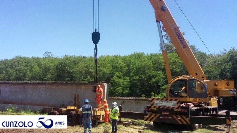 A Cunzolo realizou uma operação de transporte e içamento de vigas na cidade de Rio Claro - SP, utilizando prancha de alta capacidade e Guindaste Rodoviário. 