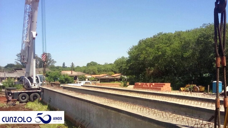 A Cunzolo realizou uma operação de transporte e içamento de vigas na cidade de Rio Claro - SP, utilizando prancha de alta capacidade e Guindaste Rodoviário. 