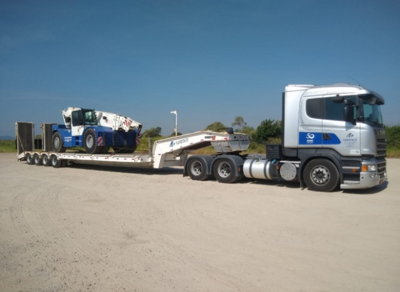 A Cunzolo trabalha com a prancha reta 3 eixos, para transporte de cargas pesadas possui uma rampa de acesso para carregamento que facilita o trabalho. 