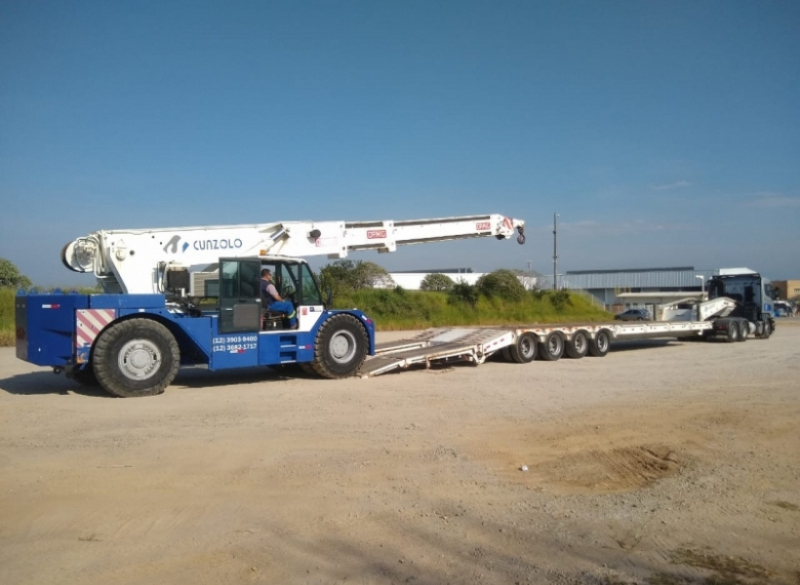 A Cunzolo trabalha com a prancha reta 3 eixos, para transporte de cargas pesadas possui uma rampa de acesso para carregamento que facilita o trabalho. 
