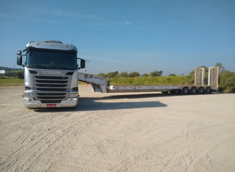 A Cunzolo trabalha com a prancha reta 3 eixos, para transporte de cargas pesadas possui uma rampa de acesso para carregamento que facilita o trabalho. 