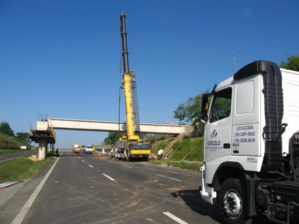 Foi utilizado o guindaste Grove GMK-4080 (80 t) junto com o Liebherr LTM 1100 (100 t) para fazer a carga das vigas em nossos Dollys de Arraste. 
