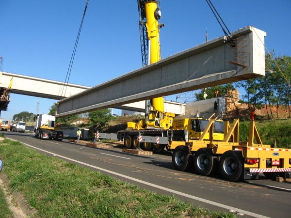 Foi utilizado o guindaste Grove GMK-4080 (80 t) junto com o Liebherr LTM 1100 (100 t) para fazer a carga das vigas em nossos Dollys de Arraste. 