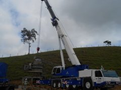Montagem de Britador com Guindaste na Rodovia Tamoios
