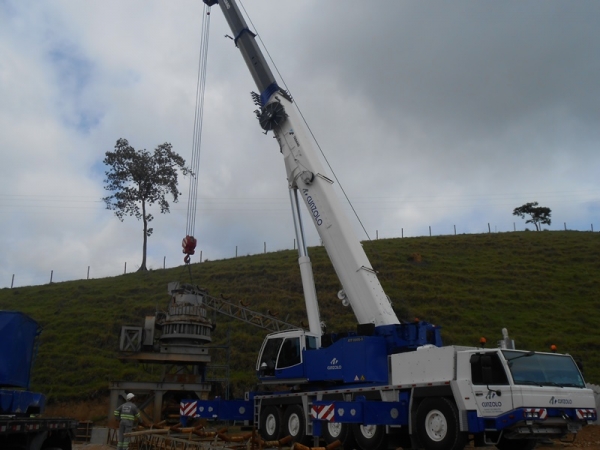 A Cunzolo realizou a montagem de um britador com peso de 23 toneladas. Como o terreno era de difícil acesso, e a peça estava muito distante do guindaste, foi necessário posicionar bem o equipamento para chegar mais próximo possível do local indicado. 