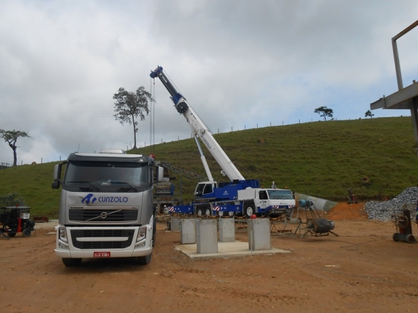 A Cunzolo realizou a montagem de um britador com peso de 23 toneladas. Como o terreno era de difícil acesso, e a peça estava muito distante do guindaste, foi necessário posicionar bem o equipamento para chegar mais próximo possível do local indicado. 