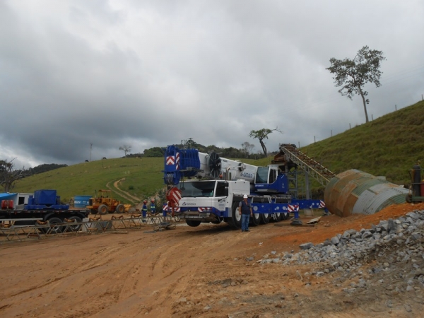 A Cunzolo realizou a montagem de um britador com peso de 23 toneladas. Como o terreno era de difícil acesso, e a peça estava muito distante do guindaste, foi necessário posicionar bem o equipamento para chegar mais próximo possível do local indicado. 