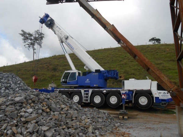 A Cunzolo realizou a montagem de um britador com peso de 23 toneladas. Como o terreno era de difícil acesso, e a peça estava muito distante do guindaste, foi necessário posicionar bem o equipamento para chegar mais próximo possível do local indicado. 