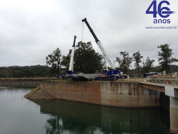 A Cunzolo realizou o içamento de uma balsa com 45 toneladas. Para esta operação foram utilizadas duas carretas extensivas e o Guindaste Rodoviário Tadano GT-600B (Cap. 60t.).