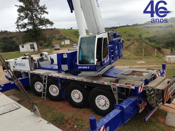 A Cunzolo realizou o içamento de uma balsa com 45 toneladas. Para esta operação foram utilizadas duas carretas extensivas e o Guindaste Rodoviário Tadano GT-600B (Cap. 60t.).