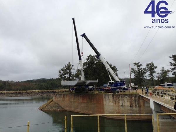 A Cunzolo realizou o içamento de uma balsa com 45 toneladas. Para esta operação foram utilizadas duas carretas extensivas e o Guindaste Rodoviário Tadano GT-600B (Cap. 60t.).