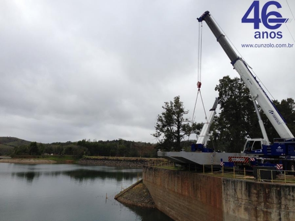 A Cunzolo realizou o içamento de uma balsa com 45 toneladas. Para esta operação foram utilizadas duas carretas extensivas e o Guindaste Rodoviário Tadano GT-600B (Cap. 60t.).