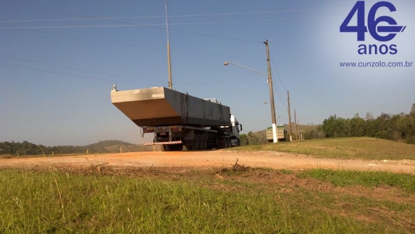 A Cunzolo realizou o içamento de uma balsa com 45 toneladas. Para esta operação foram utilizadas duas carretas extensivas e o Guindaste Rodoviário Tadano GT-600B (Cap. 60t.).