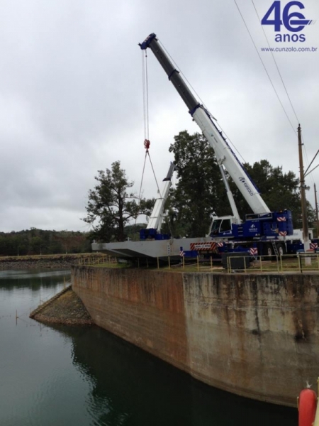 A Cunzolo realizou o içamento de uma balsa com 45 toneladas. Para esta operação foram utilizadas duas carretas extensivas e o Guindaste Rodoviário Tadano GT-600B (Cap. 60t.).