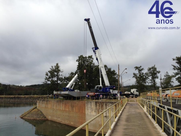 A Cunzolo realizou o içamento de uma balsa com 45 toneladas. Para esta operação foram utilizadas duas carretas extensivas e o Guindaste Rodoviário Tadano GT-600B (Cap. 60t.).