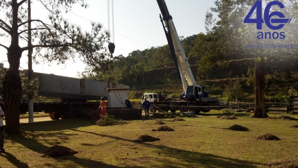 A Cunzolo realizou o içamento de uma balsa com 45 toneladas. Para esta operação foram utilizadas duas carretas extensivas e o Guindaste Rodoviário Tadano GT-600B (Cap. 60t.).