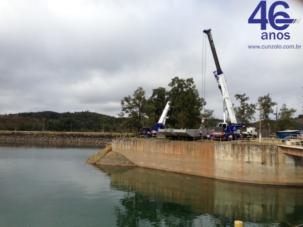 A Cunzolo realizou o içamento de uma balsa com 45 toneladas. Para esta operação foram utilizadas duas carretas extensivas e o Guindaste Rodoviário Tadano GT-600B (Cap. 60t.).