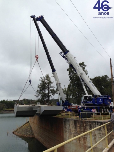A Cunzolo realizou o içamento de uma balsa com 45 toneladas. Para esta operação foram utilizadas duas carretas extensivas e o Guindaste Rodoviário Tadano GT-600B (Cap. 60t.).