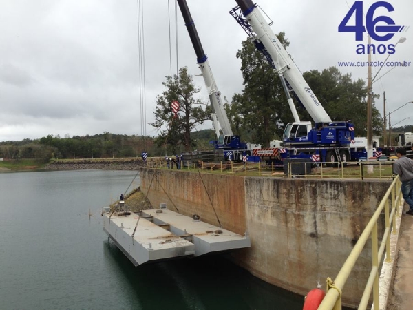A Cunzolo realizou o içamento de uma balsa com 45 toneladas. Para esta operação foram utilizadas duas carretas extensivas e o Guindaste Rodoviário Tadano GT-600B (Cap. 60t.).