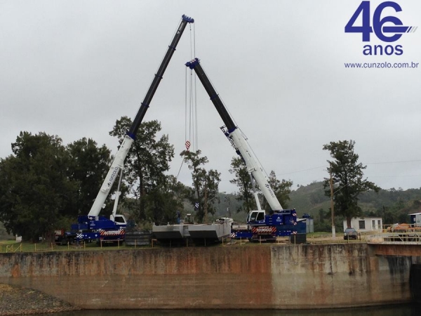 A Cunzolo realizou o içamento de uma balsa com 45 toneladas. Para esta operação foram utilizadas duas carretas extensivas e o Guindaste Rodoviário Tadano GT-600B (Cap. 60t.).
