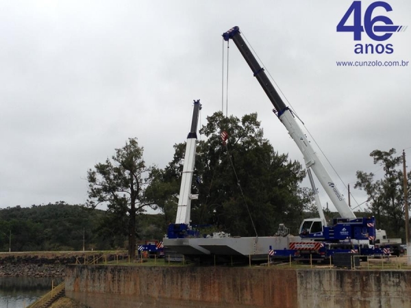 A Cunzolo realizou o içamento de uma balsa com 45 toneladas. Para esta operação foram utilizadas duas carretas extensivas e o Guindaste Rodoviário Tadano GT-600B (Cap. 60t.).