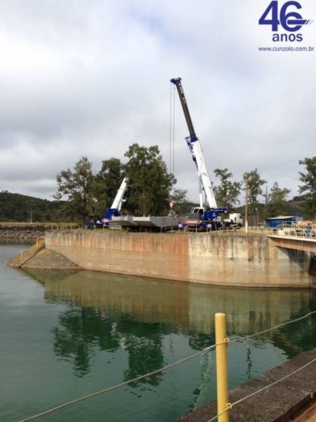 A Cunzolo realizou o içamento de uma balsa com 45 toneladas. Para esta operação foram utilizadas duas carretas extensivas e o Guindaste Rodoviário Tadano GT-600B (Cap. 60t.).
