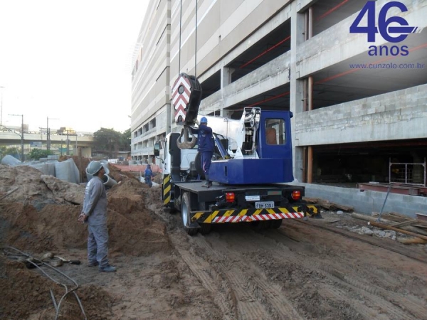 A Cunzolo Guindastes e Plataformas realizou o içamento de treliças metálicas. Para esta operação foi utilizado o Guindaste Rodoviário Tadano TS 75 ML, por ser um equipamento pequeno, com peso de 10 toneladas.