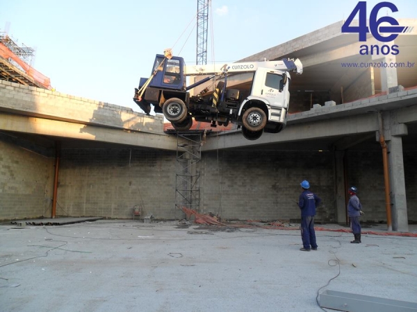 A Cunzolo Guindastes e Plataformas realizou o içamento de treliças metálicas. Para esta operação foi utilizado o Guindaste Rodoviário Tadano TS 75 ML, por ser um equipamento pequeno, com peso de 10 toneladas.