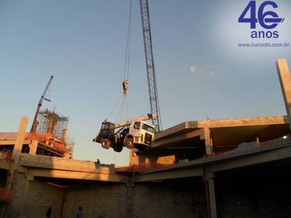 A Cunzolo Guindastes e Plataformas realizou o içamento de treliças metálicas. Para esta operação foi utilizado o Guindaste Rodoviário Tadano TS 75 ML, por ser um equipamento pequeno, com peso de 10 toneladas.