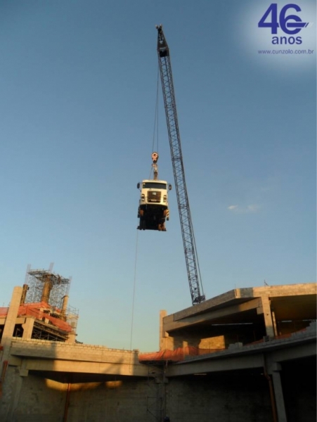 A Cunzolo Guindastes e Plataformas realizou o içamento de treliças metálicas. Para esta operação foi utilizado o Guindaste Rodoviário Tadano TS 75 ML, por ser um equipamento pequeno, com peso de 10 toneladas.