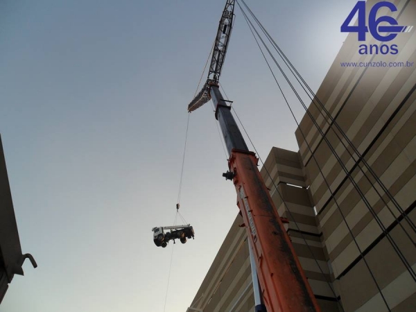 A Cunzolo Guindastes e Plataformas realizou o içamento de treliças metálicas. Para esta operação foi utilizado o Guindaste Rodoviário Tadano TS 75 ML, por ser um equipamento pequeno, com peso de 10 toneladas.