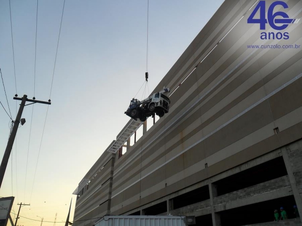 A Cunzolo Guindastes e Plataformas realizou o içamento de treliças metálicas. Para esta operação foi utilizado o Guindaste Rodoviário Tadano TS 75 ML, por ser um equipamento pequeno, com peso de 10 toneladas.