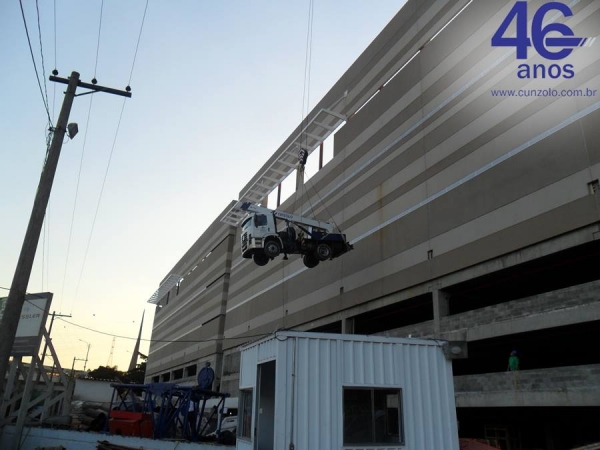 A Cunzolo Guindastes e Plataformas realizou o içamento de treliças metálicas. Para esta operação foi utilizado o Guindaste Rodoviário Tadano TS 75 ML, por ser um equipamento pequeno, com peso de 10 toneladas.