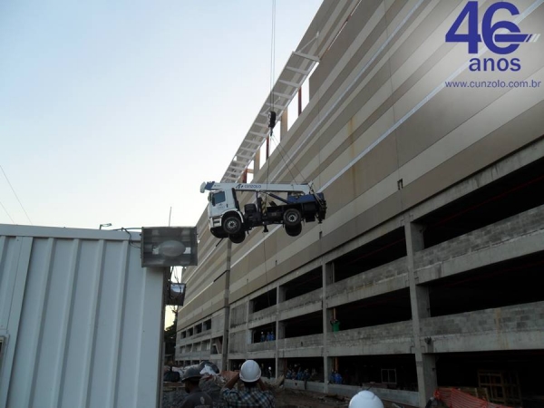 A Cunzolo Guindastes e Plataformas realizou o içamento de treliças metálicas. Para esta operação foi utilizado o Guindaste Rodoviário Tadano TS 75 ML, por ser um equipamento pequeno, com peso de 10 toneladas.