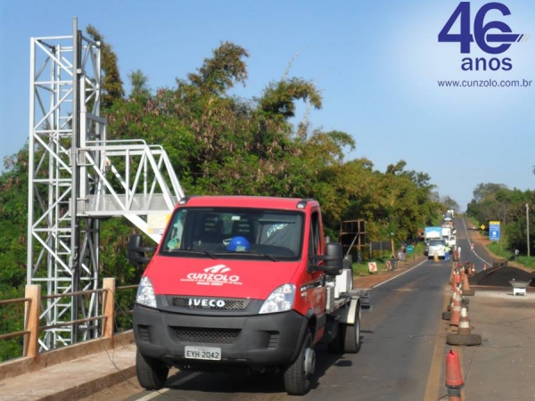 A Cunzolo realizou uma inspeção por toda a extensão de uma ponte de 435 metros de comprimento. Para esta operação, foi utilizado a plataforma sobre caminhão Barin, equipamento específico para inspeção em pontes.