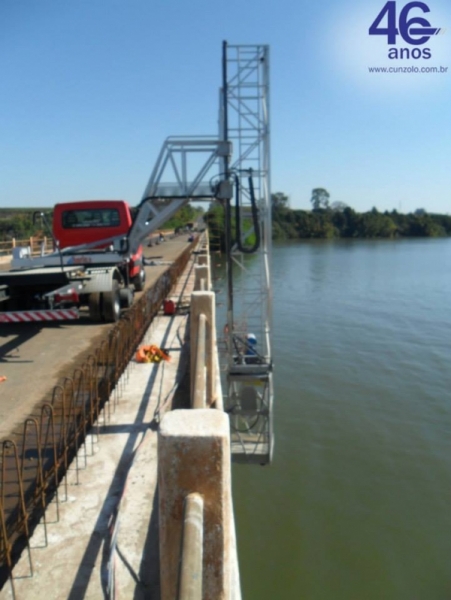 A Cunzolo realizou uma inspeção por toda a extensão de uma ponte de 435 metros de comprimento. Para esta operação, foi utilizado a plataforma sobre caminhão Barin, equipamento específico para inspeção em pontes.