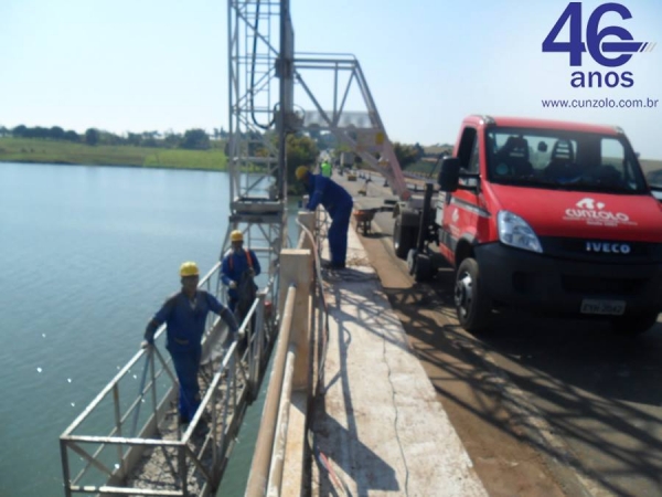 A Cunzolo realizou uma inspeção por toda a extensão de uma ponte de 435 metros de comprimento. Para esta operação, foi utilizado a plataforma sobre caminhão Barin, equipamento específico para inspeção em pontes.
