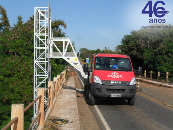 A Cunzolo realizou uma inspeção por toda a extensão de uma ponte de 435 metros de comprimento. Para esta operação, foi utilizado a plataforma sobre caminhão Barin, equipamento específico para inspeção em pontes.