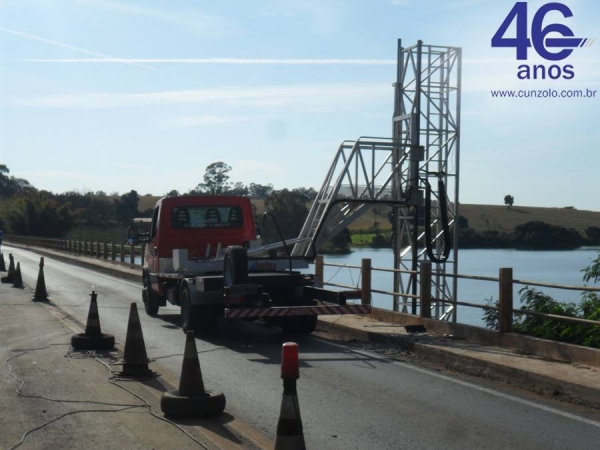 A Cunzolo realizou uma inspeção por toda a extensão de uma ponte de 435 metros de comprimento. Para esta operação, foi utilizado a plataforma sobre caminhão Barin, equipamento específico para inspeção em pontes.