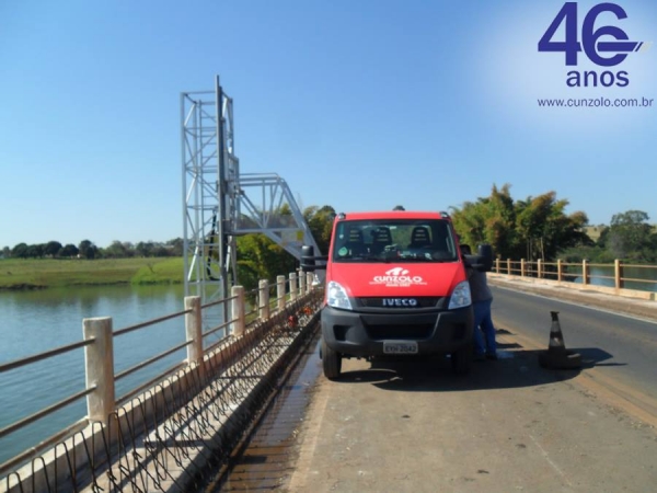 A Cunzolo realizou uma inspeção por toda a extensão de uma ponte de 435 metros de comprimento. Para esta operação, foi utilizado a plataforma sobre caminhão Barin, equipamento específico para inspeção em pontes.