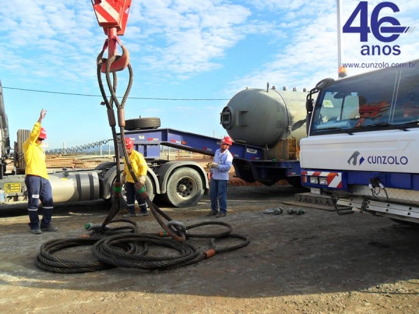 O Guindaste utilizado nas duas operações foi o Guindaste Rodoviário Tadano ATF 220G-5, configurado com contrapeso de 47 toneladas e moitão de 5 roldanas com 10 pernas de cabo. 