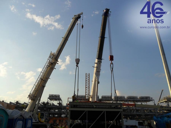 O Guindaste utilizado nas duas operações foi o Guindaste Rodoviário Tadano ATF 220G-5, configurado com contrapeso de 47 toneladas e moitão de 5 roldanas com 10 pernas de cabo. 