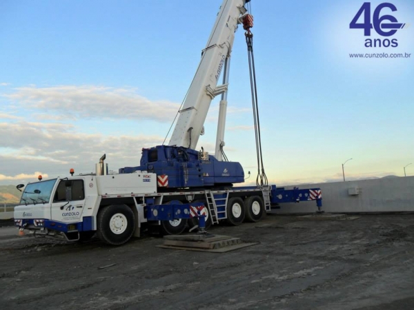 O Guindaste utilizado nas duas operações foi o Guindaste Rodoviário Tadano ATF 220G-5, configurado com contrapeso de 47 toneladas e moitão de 5 roldanas com 10 pernas de cabo. 