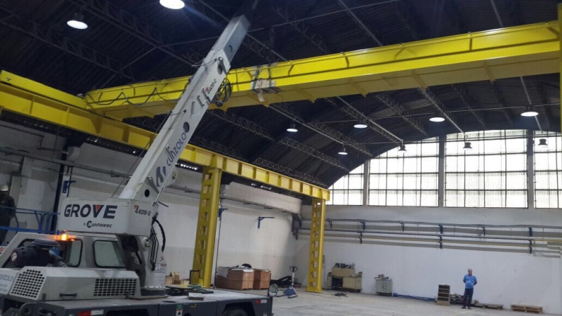 A Montagem de ponte rolante em galpão em Jundiaí foi realizada com sucesso com o Guindaste Industrial Grove YB 4409-2, um equipamento compacto e indicado para operações onde há restrições de espaço.