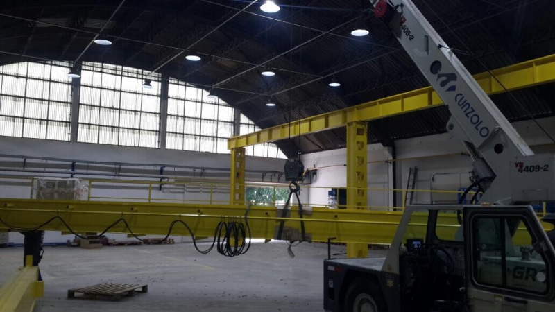 A Montagem de ponte rolante em galpão em Jundiaí foi realizada com sucesso com o Guindaste Industrial Grove YB 4409-2, um equipamento compacto e indicado para operações onde há restrições de espaço.