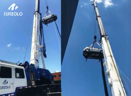 Guindaste Rodoviário Tadano 60 toneladas em operação de içamento de automóvel em concessionária da cidade de Pindamonhangaba-SP