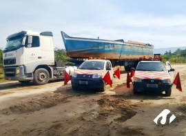 Opera��es de transporte e i�amento de vigas em Ara�oiaba da Serra-SP. 