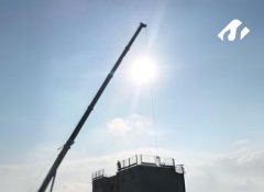 Guindaste em Operação de Içamento Guindaste em Operação de Içamento