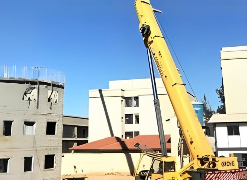Guindaste Grove da Cunzolo em ação na construção de prédios na cidade de Vinhedo-SP. 
